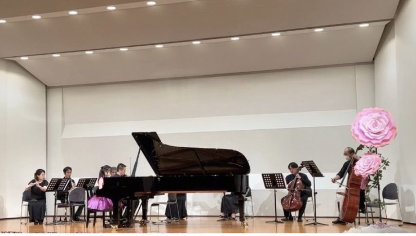 舞台で演奏する出演者とオーケストラ