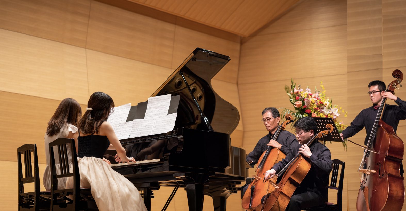 あじさいホールの舞台。ピアノとプロオーケストラの共演